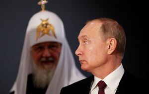 Da sinistra, Kirill, Cirillo I, 75 anni, sedicesimo Patriarca di Mosca e di tutta la Russia, capo della Chiesa ortodossa russa, e, in primo piano, Vladimir Putin, 69.