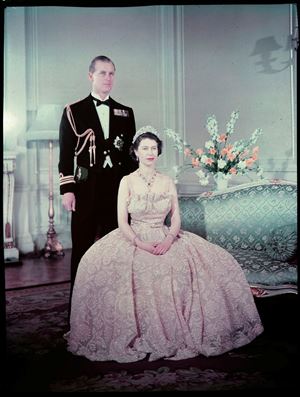 Elisabetta e Filippo in un'immagine ufficiale del 1952