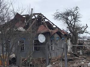 Casa bombardata ad Okhtyrka, nel nord dell'Ucraina, dov'è passato  lo sniper dell'esercito ucraino.