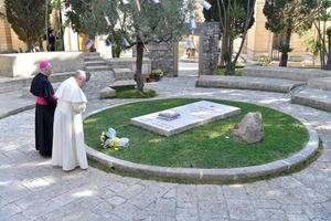 Papa Francesco con mons. Vito Angiuli il 20 aprile 2018 in preghiera sulla tomba di don Tonino Bello ad Alessano (Lecce)