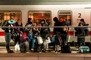Un gruppo di rifugiati ucraini arrivati venerdì a Berlino (Ansa)