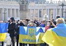 Bandiere e lacrime, a San Pietro i fedeli ucraini per l'Angelus del Papa