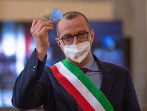 Il sindaco di Pesaro Matteo Ricci stringe le foglie del Ginko Biloba la pianta della pace colorate con i colori della Ucraina