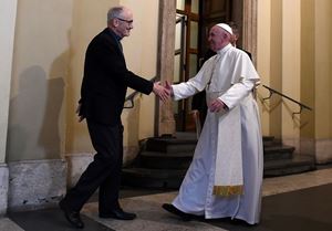 Il cardinale Michael Czerny, 75 anni, con papa Francesco, 80. Foto Reuters. In alto e in copertina: il cardinale Konrad Krajewski, 58, con il Santo Padre. Foto Reuters.