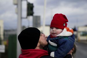 A Medyka in Polonia, un padre abbraccia suo figlio che ha appena attraversato il confine con l'Ucraina.
