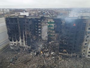 Giovedì 3 marzo 2022: gli effetti devastanti dei duri bombardamenti cui è stata sottoposta la citta di Borodyanka, nella regione di Kiev. Foto Reuters
