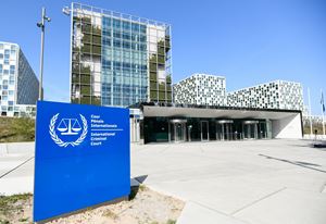 La sede della Corte penale internazionale dell'Aja. In alto, il procuratore Karim Khan. Le foto di questo servizio sono dell'agenzia oto Reuters