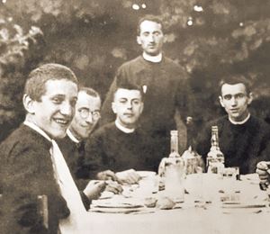 Don Mario Ciceri in piedi in mezzo ai suoi seminaristi