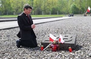 Un sacerdote polacco prega nel campo di Dachau nel 2015. Foto fornita dall'Ufficio stampa della Conferenza episcopale polacca. 