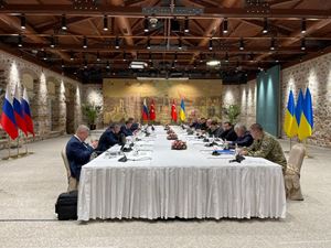 Le delegazioni ucraina e russa al tavolo del negoziati a Istanbul il 29 marzo (foto Reuters).