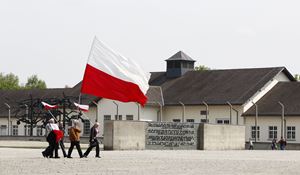Una delegazione polacca nel campo di Dachau. Foto Reuters. 