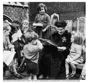 Maria Montessori a Londra nel 1951 visita la Gatehouse School dove utilizzano il suo metodo di insegnamento.(c) Archivi della Association Montessori Internationale