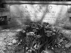 La tomba di Maria Montessori a Noordwijk nei Paesi Bassi.a Noordwijk (Paesi Bassi). (c) Archivi della Association Montessori Internationale