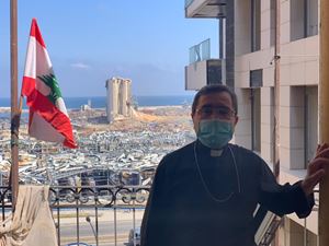 Monsignor Mounir Khairallah con alle spalle la città di Beirut.