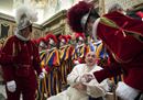 Il Papa in sedia a rotelle riceve le nuove reclute delle Guardie Svizzere