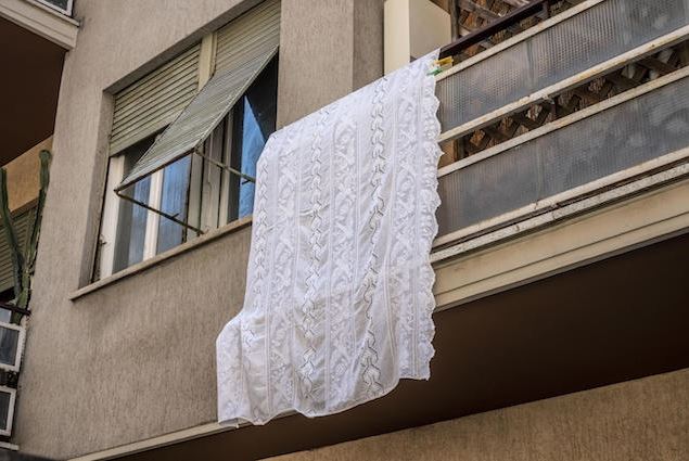 Perché il 23 maggio si mettono i lenzuoli bianchi alle finestre come  simbolo antimafia - Famiglia Cristiana
