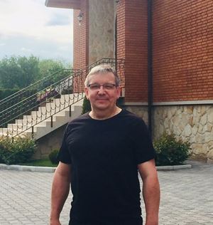 Padre Piotr Kuszman davanti alla Chiesa della Santissima Trinità di Tiraspol.