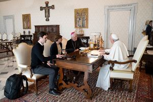 L'incontro in Vaticano tra papa Francesco e mons. Van Looy il 29 marzo 2021 (Ansa)