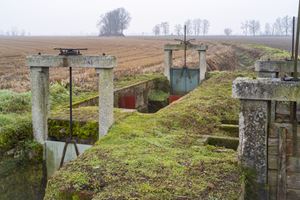 Dispositivi per la regolazione della portata delle acque irrigue, nell'agro della Lomellina oggi colpite dall'emergenza idrica