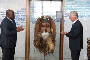 Re Filippo restituisce la grande maschera al Museo del Congo.