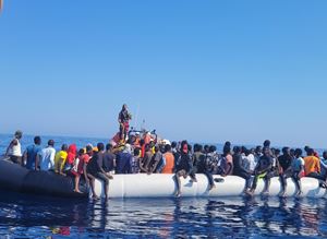 Sopra e in copertina l'#OceanViking durante le operazioni di soccorso ad un gommone stracarico in acque internazionale al largo della Libia (Foto Ansa). In alto: migranti soccorsi dall'#OceanViking . Foto tratta dal profiloTwitter Sos Mediterranee e rilanciata dall'agenzia di stampa Ansa. 