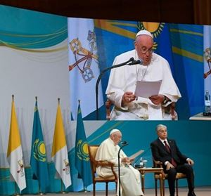Sopra e in copertina: foto Osservatore Romano/Vatican News. In alto: foto Reuters