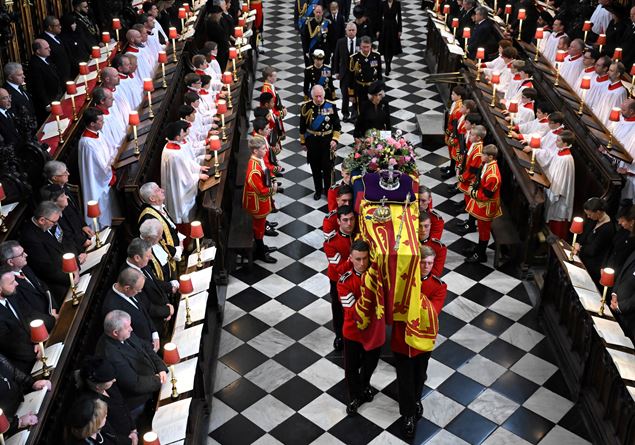 Ci incontreremo di nuovo». Il mondo dà l'addio alla Regina Elisabetta - Famiglia  Cristiana