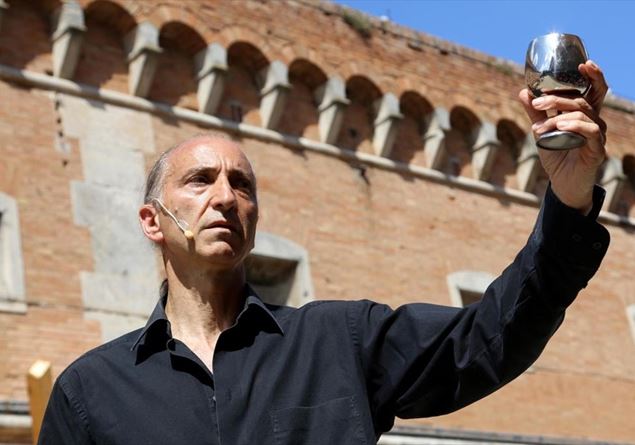 Leone d'oro alla carriera della Biennale Teatro ad Armando Punzo, fondatore  della Compagnia della fortezza nel carcere di Volterra - Famiglia Cristiana