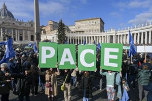 Nella Giornata mondiale della pace, alcuni fedeli in Piazza San Pietro all'Angelus.