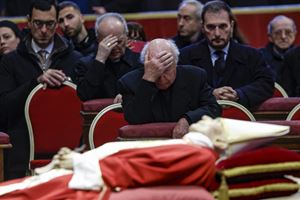 Monsignor Vincenzo Paglia, Presidente della Pontificia accademia per la vita, in un momento di preghiera davanti alla salma di Benedetto XVI (foto ansa).