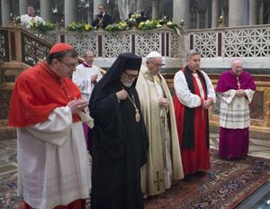 Foto Ansa. In copertina: incontro ecumenico con il Papa nella chiesa di Nostra Signora d'Arabia, in  Bahrein, il 4 novembre 2022. Foto Reuters.