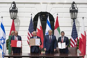 Da sinistra, il ministro degli Esteri del Bahrein Abdullatif bin Rashid Al-Zayani, Benjamin Netanyahu, il presidente americano Donald Trump e il rappresentante degli Emirati Abdullah bin Zayed Al Nahyan firmano gli accordi di Abramo, il 15 settembre 2020. 