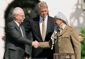 Yitzhak Rabin, Bill Clinton e Yasser Arafat dopo la firma degli accordi di Oslo.