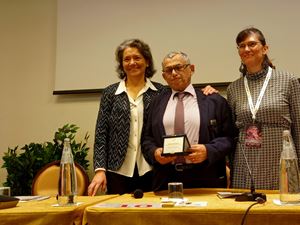 Il conferimento del premio giornalistico “Piergiorgio Liverani - Piero Pirovano” a Domenico Mugnaini (al centro). A sinistra Elisabetta Pittino, presidente di Federvita Lombardia e direttrice del bimestrale "Sì alla Vita". A destra Marina Casini.