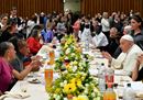 Le foto più belle del pranzo dei poveri con il Papa