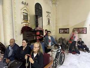 Un gruppo di sfollati nella parrocchia della Sacra Famiglia di Gaza