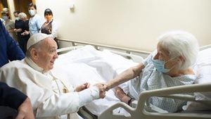 Papa Francesco e alcuni malati. Tutte le foto di questo articolo sono del servizio fotografico dell'Osservatore Romano - Vatican Media