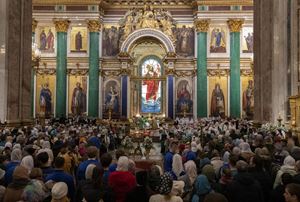 La celebrazione della Domenica delle Palme nella Cattedrale di Sant'Isacco, a San Pietroburgo, il 17 aprile 2022. Foto Ansa. 