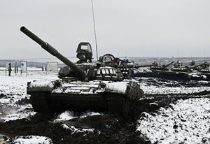 Un gruppo di carri armati russi Russian T-72B3 si preparano a entrare in Ucraina addestrandosi a Kadamovsky nel Sud della regione russa di Rostov, il 12 gennaio 2022. Foto Reuters.