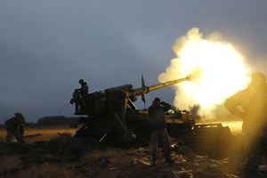Un cannone della 43a Brigata ucraina d'artiglieria pesante in azione nei pressi di Bakhmut il 26 dicembre 2022. Foto Reuters. 
