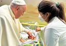 Il Papa con i bimbi ricoverati al Gemelli e ne battezza uno