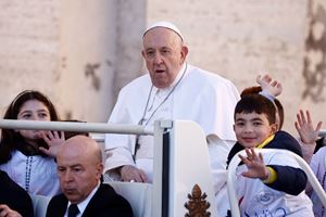 Piazza San Pietro, mercoledì 15 marzo 2023. Sei bambini sulla Papamobile, foto Osservatore Romano/Vatican News/Reuters.