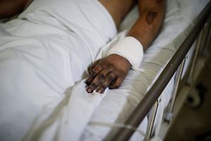 Uno dei migranti sopravvissuti all'incendio ricoverato in ospedale (Reuters)