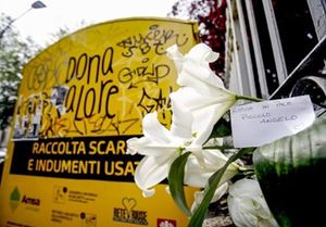 Milano: il cassonetto per gli indumenti dismessi della Caritas dov'è stato ritrovato il cadavere della neonata. Foto Ansa. 
