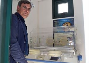 don Antonio Ruccia, 60 anni, davanti alla culla termica della sua parrocchia, San Giovanni Battista di Bari