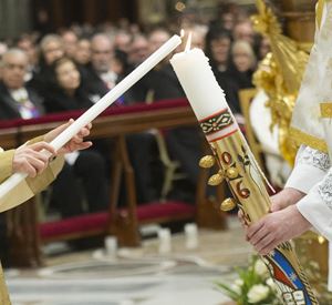 Un momento della Veglia Pasquale nella Basilica di San Pietro (Ansa)