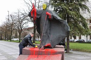 Il monumento dedicato a Giovanni Paolo II vandalizzato a Lodz, in Polonia (Ansa)