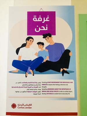 Un cartellone che in arabo recita: "La stanza del noi" nel centro per il counseling psicosociale di Caritas Giordania ad Ashrafieh, Amman.