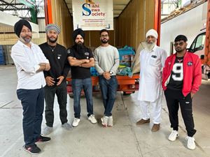 I responsabili della Sikhi Sewa Society che hanno dato una mano a spalare fango tra Forlì e Faenza