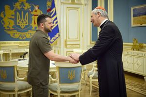 Da sinistra, il presidente dell'Ucraina, Volodymyr Oleksandrovyč Zelens'kyj, 45 anni, incontra a Kyïv, il 6 giugno 2023, il cardinale Matteo Zuppi, 67, arcivescovo di Bologna e presidente della Conferenza episcopale italiana (Cei), inviato del Papa per tentare di aprire un dialogo diretto tra Mosca. Foto Ansa. Sopra e in copertina, il cardinale Zuppi in due foto Ansa. 